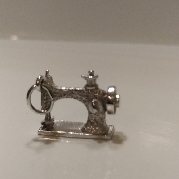 Sterling sewing machine charm - Picture 4 of 6